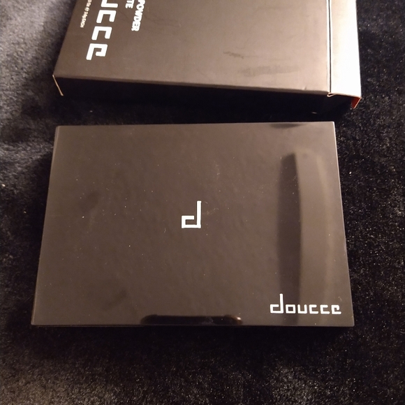 Doucce’s Exclusive Posh Powder Face Palette - Picture 4 of 5